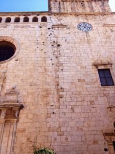 L'aigua vessada directament sobre la façana la malmet.